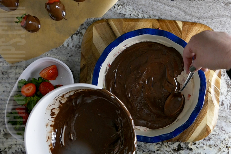 add layer of melted chocolate to the top of chocolate covered strawberries dip