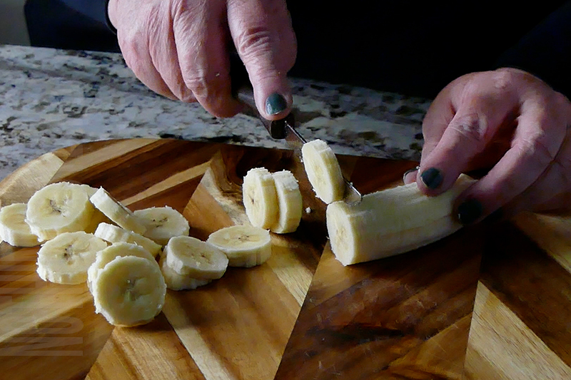 slicing bananas